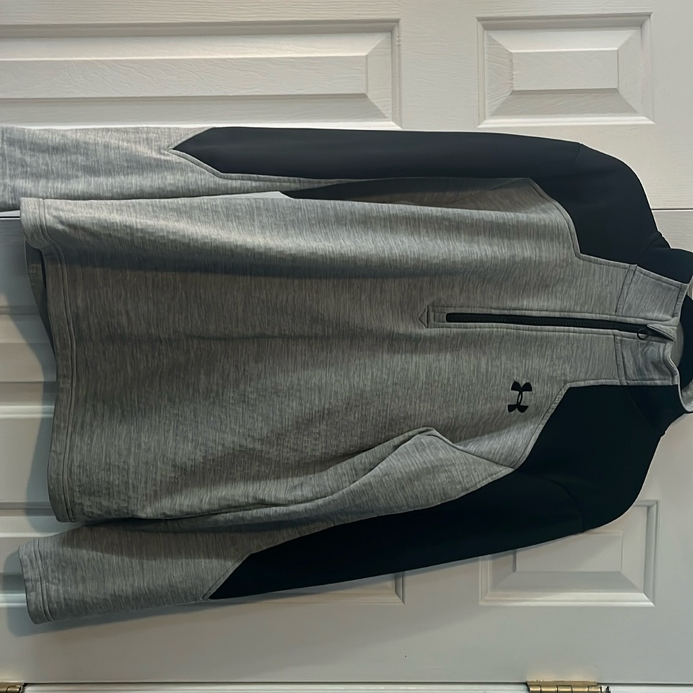 Under Armor Black/Grey, pull over 1/2 zip Medium